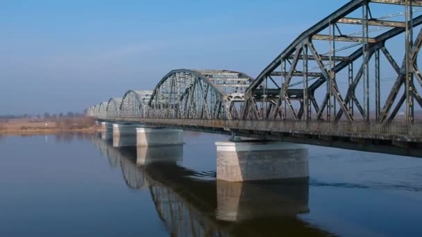 Brücke über den Fluss Wisla in Grudziadz, Polen — Stockvideo