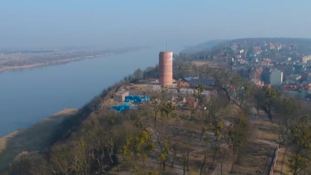 ヴィスワ川 ポーランドでグルジョンツのクリメクさんタワーの空撮 — ストック動画