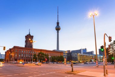 Berlin, Almanya - 15 Haziran 2017: Şafakta, Almanya Berlin şehir merkezi mimarisi. Berlin başkenti ve en büyük şehri Almanya yaklaşık 3,7 milyon kişilik bir nüfusa sahip olduğunu.