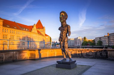 Berlin, Almanya - 15 Haziran 2017: Sanat heykel gündoğumu, Almanya, Berlin Müzesi adada. Berlin başkenti ve en büyük şehri Almanya yaklaşık 3,7 milyon kişilik bir nüfusa sahip olduğunu.