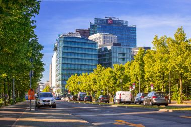 Berlin, Almanya - 15 Haziran 2017: Street Berlin Almanya'da modern mimariye sahip. Berlin başkenti ve en büyük şehri Almanya yaklaşık 3,7 milyon kişilik bir nüfusa sahip olduğunu.