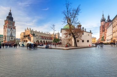 Krakow, Polonya - 12 Kasım 2017: Mimarlık tarihi kentin Krakow alacakaranlıkta, Polonya. Krakow ikinci büyük ve Polonya'nın en eski şehirlerinden biridir.