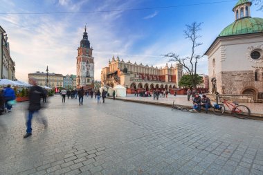 Krakow, Polonya - 12 Kasım 2017: Mimarlık tarihi kentin Krakow alacakaranlıkta, Polonya. Krakow ikinci büyük ve Polonya'nın en eski şehirlerinden biridir.