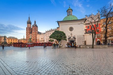 Krakow, Polonya - 12 Kasım 2017: Mimarlık tarihi kentin Krakow alacakaranlıkta, Polonya. Krakow ikinci büyük ve Polonya'nın en eski şehirlerinden biridir.