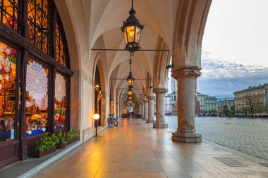 Krakow, Polonya - 12 Kasım 2017: Krakow Kuaför Salonu 'nun mimarisi, Polonya. Krakow Polonya 'nın ikinci büyük ve en eski şehirlerinden biridir..