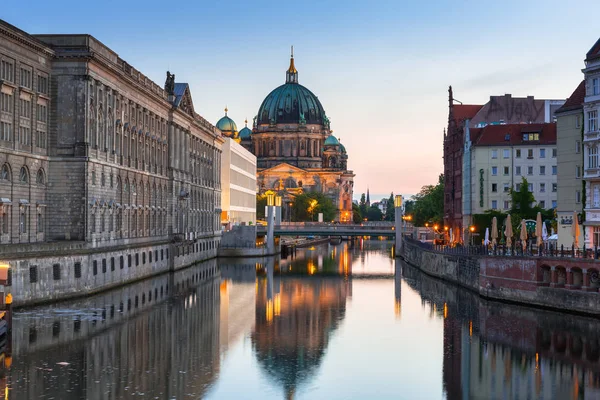 德国柏林 2017 柏林大教堂 Dom 和电视塔在日出 柏林是其首都和最大的德国城市 — 图库照片