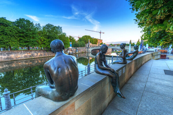 Берлин, Германия - 15 июня 2017 года: Художественные статуи на реке Спри в Берлине, Германия. Берлин является столицей и крупнейшим городом Германии с населением около 3,7 миллиона человек
.