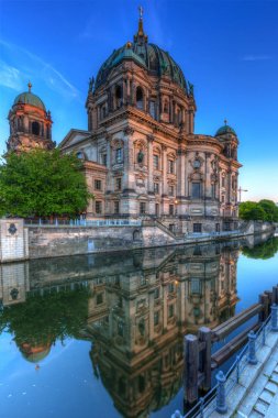 Berlin Cathedral Spree Nehri şafakta, Almanya yansıtıyordu.