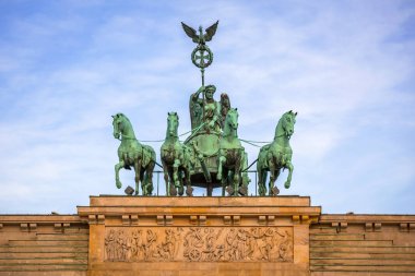Almanya, Berlin 'deki Brandenburg Kapısı' ndan Quadriga