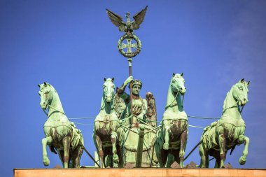 Almanya, Berlin 'deki Brandenburg Kapısı' ndan Quadriga