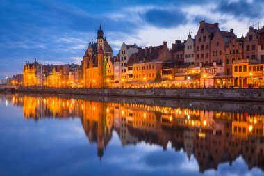 Gdansk eski şehir Motlawa nehirde gece karanlığında, Polonya yansıtıyordu.