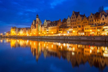Gdansk eski şehir Motlawa nehirde gece karanlığında, Polonya yansıtıyordu.