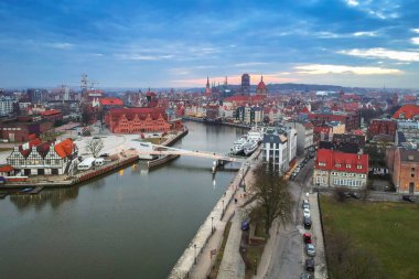Gün batımında, Polonya Gdansk eski şehrin havadan görünümü