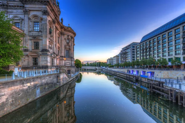 Architektura Berlin Odzwierciedlane Szprewy Niemcy — Zdjęcie stockowe