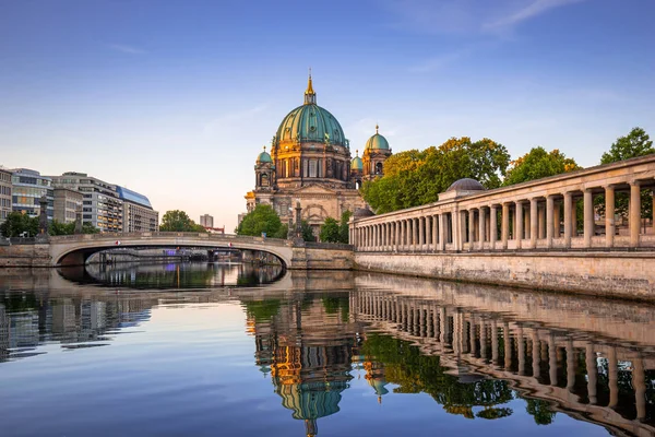 Berliner Dom Spiegelt Sich Morgengrauen Der Spree Deutschland — Stockfoto