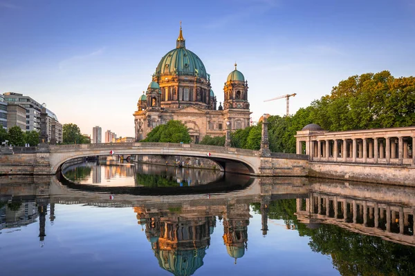 Catedral Berlim Refletida Rio Spree Amanhecer Alemanha — Fotografia de Stock