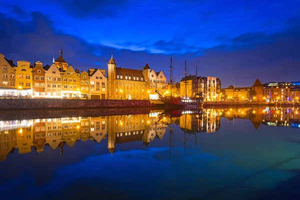 Cidade velha de Gdansk refletida no rio Motlawa ao entardecer, Polônia — Fotografia de Stock