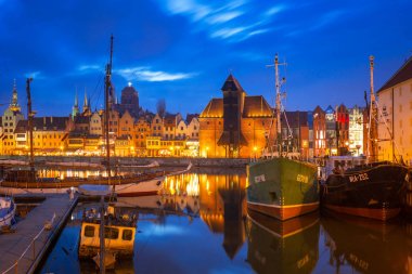 Gdansk, Polonya - 5 Nisan 2018: Marina, Gdansk, Polonya'nın eski şehir nehirde Motlawa. Gdansk tarihi Lehçe Pomerania Ortaçağ eski şehir mimarisi ile başkentidir.