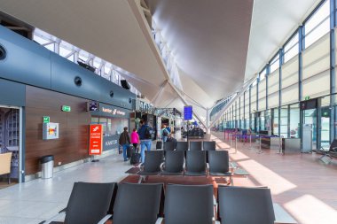 Gdansk, Polonya - 13 Nisan 2018: Gdansk, Polonya iç Lech Walesa Havaalanı terminal. 2017 yılında hizmet 4.6 milyon yolcu ile Polonya'da 3 en büyük Havalimanı olan