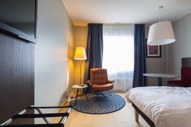 Alesund, Norveç - 13 Nisan 2018: Radisson Blu hotel şehir merkezi Alesund Norveç'te de yatak odası iç. Radisson Blu bir 4 yıldızlı oteldir.