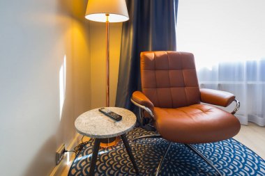Alesund, Norveç - 13 Nisan 2018: Radisson Blu hotel şehir merkezi Alesund Norveç'te de yatak odası iç. Radisson Blu bir 4 yıldızlı oteldir.