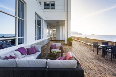 Alesund, Norveç - 13 Nisan 2018: Restoranın terasında Radisson Blu otelin şehir merkezi Alesund Norveç'te. Radisson Blu bir 4 yıldızlı oteldir.