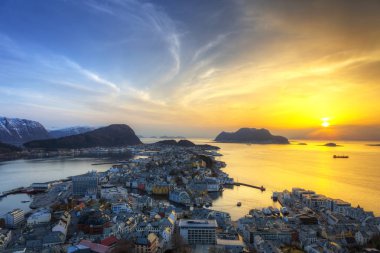 Cityscape Alesund Town gün batımında, Norveç