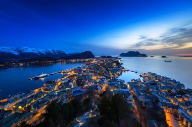 Cityscape Alesund Town alacakaranlıkta, Norveç