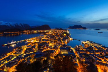 Cityscape Alesund şehrin gece, Norveç