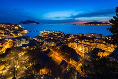 Geceleri Norveç'te güzel Alesund liman kenti