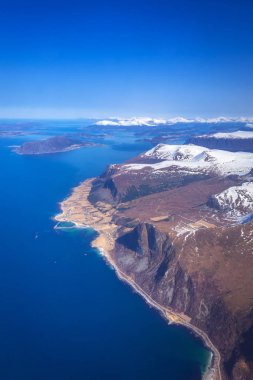 Snowy Norveç kıyı şeridi uçaktan havadan görünümü