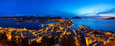 Gece, Norveç Alesund şehir panoraması