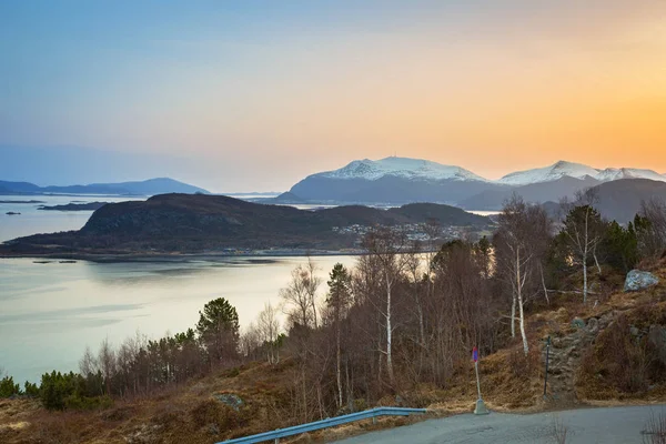 挪威日出时 奥勒松与雪山的海岸线 — 图库照片