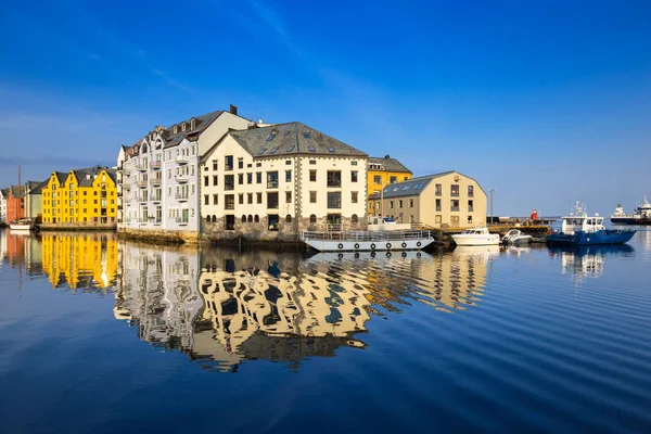 Architektur Der Stadt Alesund Spiegelt Sich Yachthafenkanal Wider Norwegen — Stockfoto