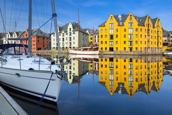 Architektur Der Stadt Alesund Spiegelt Sich Wasser Norwegen — Stockfoto