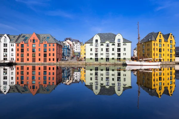 Architektur Der Stadt Alesund Spiegelt Sich Wasser Norwegen — Stockfoto