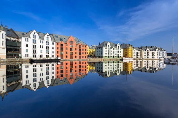 Architektur Der Stadt Alesund Spiegelt Sich Wasser Norwegen — Stockfoto