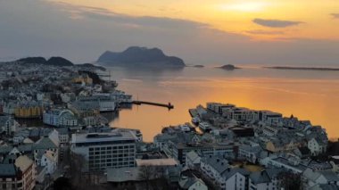 Norveç güzel Alesund şehir gün batımında