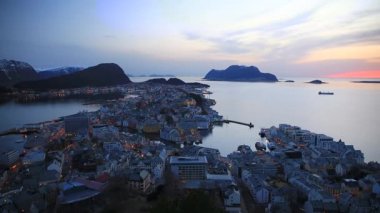 Norveç güzel Alesund şehir alacakaranlıkta