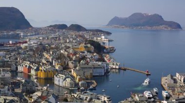 Norveç'in sahil şeridi üzerinde güzel Alesund şehir