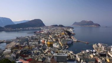 Norveç'in sahil şeridi üzerinde güzel Alesund şehir