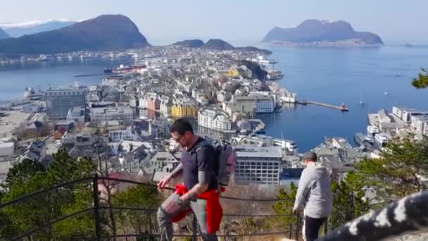 Alesund Noruega Abril 2018 Timelapse Ciudad Alesund Con Personas Subiendo — Vídeo de stock