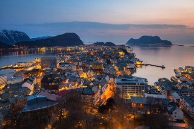 Norveç'te alacakaranlıkta güzel Alesund şehir