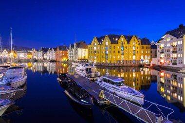 Norveç'te gece Alesund şehrin mimarisi