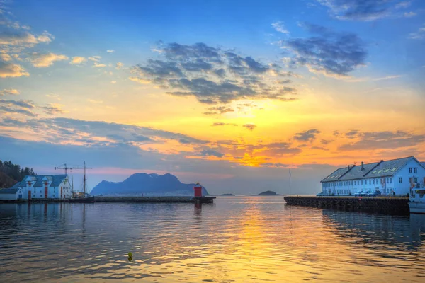 Beau Coucher Soleil Dans Port Alesund Norvège — Photo