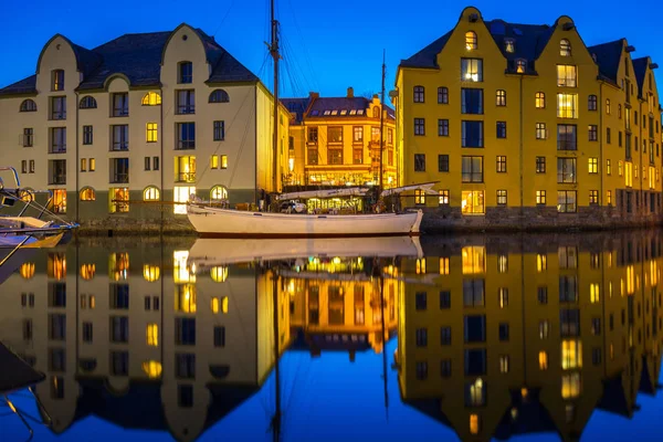 Architektura Miasta Ålesund Nocy Norwegii — Zdjęcie stockowe