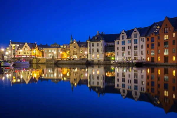 Architektur Der Stadt Alesund Bei Nacht Norwegen — Stockfoto