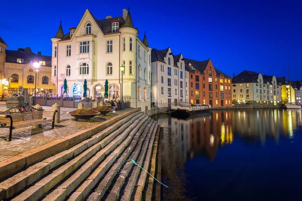 Architettura della città di Alesund di notte — Foto Stock