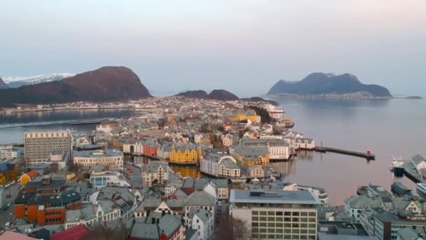 Bela cidade de Alesund na Noruega ao amanhecer — Vídeo de Stock