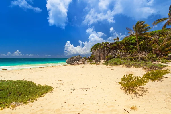 Карибский Пляж Скале Тулуме Мексика — стоковое фото